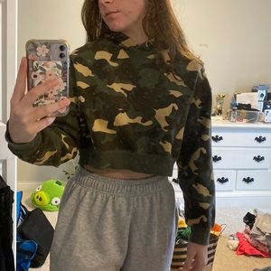 Cropped, Camo Hoodie.